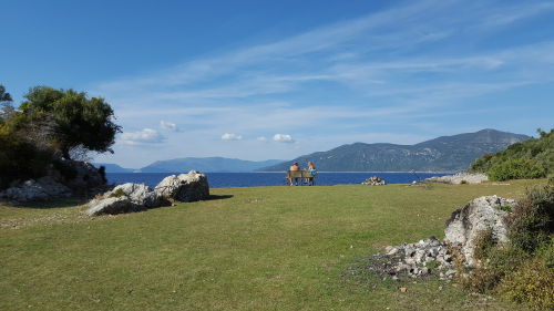 Kroatien Bootsausflug Insel Krk zur Insel Cres - Bucht von Sveti Blaž - Picknickwiese - im Hintergrund Istrien