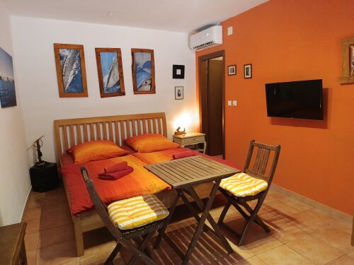 Schlafzimmer mit Doppelbett