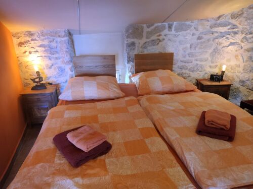 Schlafzimmer mit individuellen Nachttischlampen