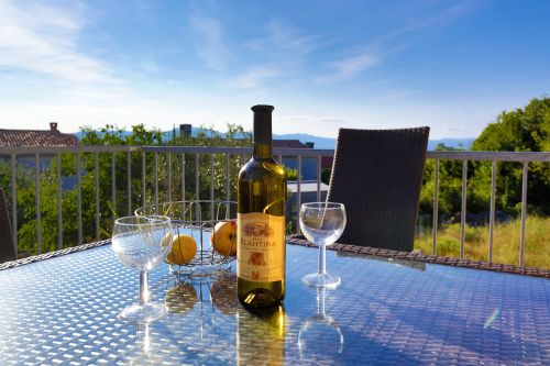 Terrasse des Appartements More mit dem einheimischen Krker Wein