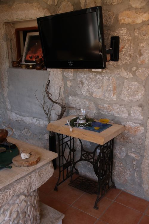 Kombination aus Alt und Neu - Flat TV mit Ã¼ber 400 Programmen vor historischer Steinwand