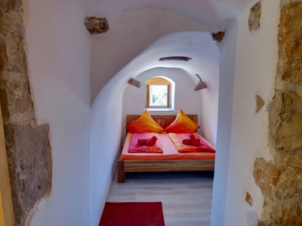 <p>kleines Schlafzimmer in ehemaliger Zisterne</p> <p>kleines Schlafzimmer in ehemaliger Zisterne</p>