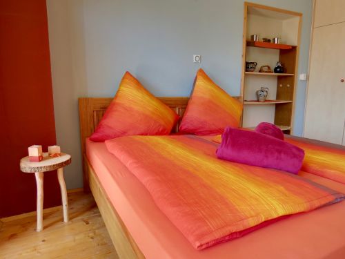 Schlafzimmer mit bequemen Matratzen BettwÃ¤sche kleine Wolke