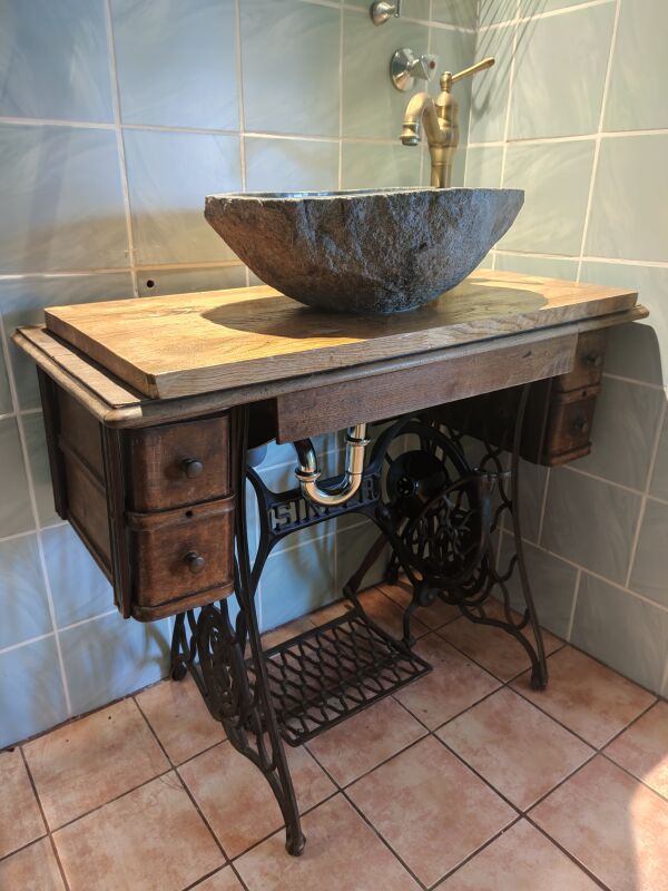 <p>historischer Waschtisch aus einer alten Nähmaschine</p> <p>historischer Waschtisch aus einer alten Nähmaschine</p>