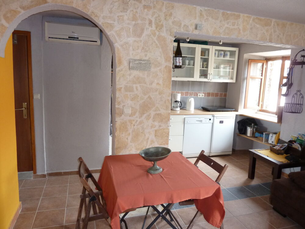 <p>Wohnbereich mit Küche im Hintergrund</p> <p>Wohnbereich mit Küche im Hintergrund</p>