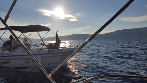 Kroatien Bootsausflug Insel Krk zur Insel Cres - Bucht von Sveti Blaž - Rückfahrt zur Insel Krk - im Hintergrund Istrien