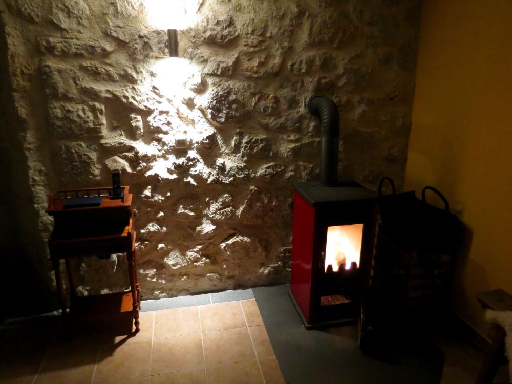 <p>gemütlicher Holzofen im Wohnzimmer</p> <p>gemütlicher Holzofen im Wohnzimmer</p>