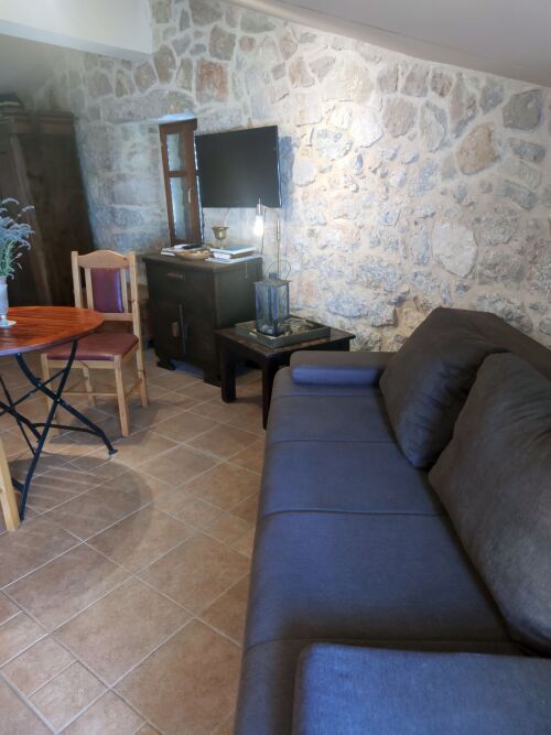 rundes Wohnzimmer mit bequemer Ausziehcouch