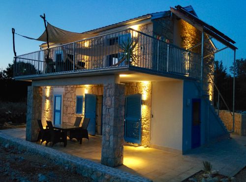 Appartements Kamen i More mit der Nachtbeleuchtung - Malinska Insel Krk