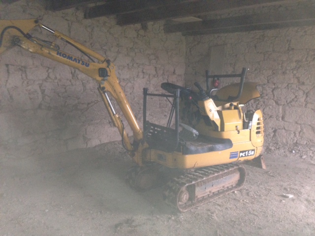 <p>Freilegen der Steinwand</p> <p>Freilegen der Steinwand</p>