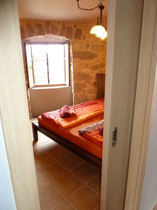 <p>Schiebetür mit Blick in das Schlafzimmer</p> <p>Schiebetür mit Blick in das Schlafzimmer</p>