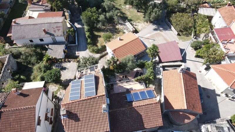 alte SteinhÃ¤user mit Photovoltaik und Solarthermie