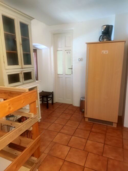 groÃer Kühlschrank und Vorratsschrank