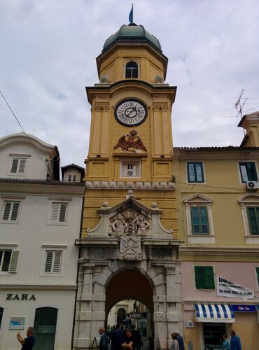 Der Glockenturm bei der Flaniermeile Korzo von Rijeka