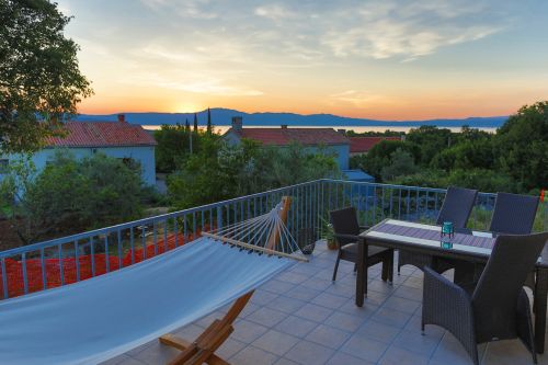Ausblick von der Terasse des Appartements More auf die Bucht von Malinska, Cres, Istrien und die Bucht von Rijeka