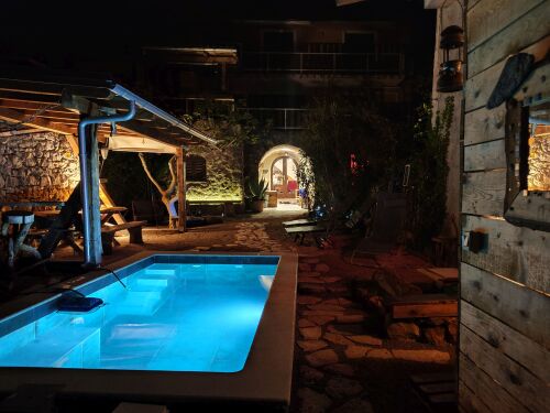 Insel Krk - Ferienwohnung Porthos mit schattiger Pergola mit Outdoorküche, Bar und Kugelgrill