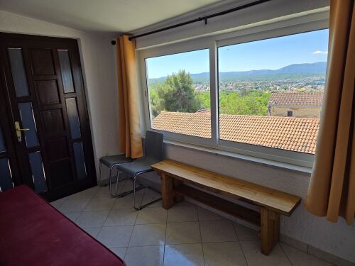 Eingangsbereich mit Couch und Panoramameerblick