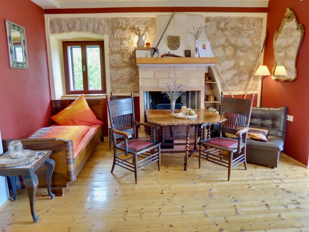 <p>Wohnzimmer mit Steinmauer und offenem Kamin</p> <p>Wohnzimmer mit Steinmauer und offenem Kamin</p>