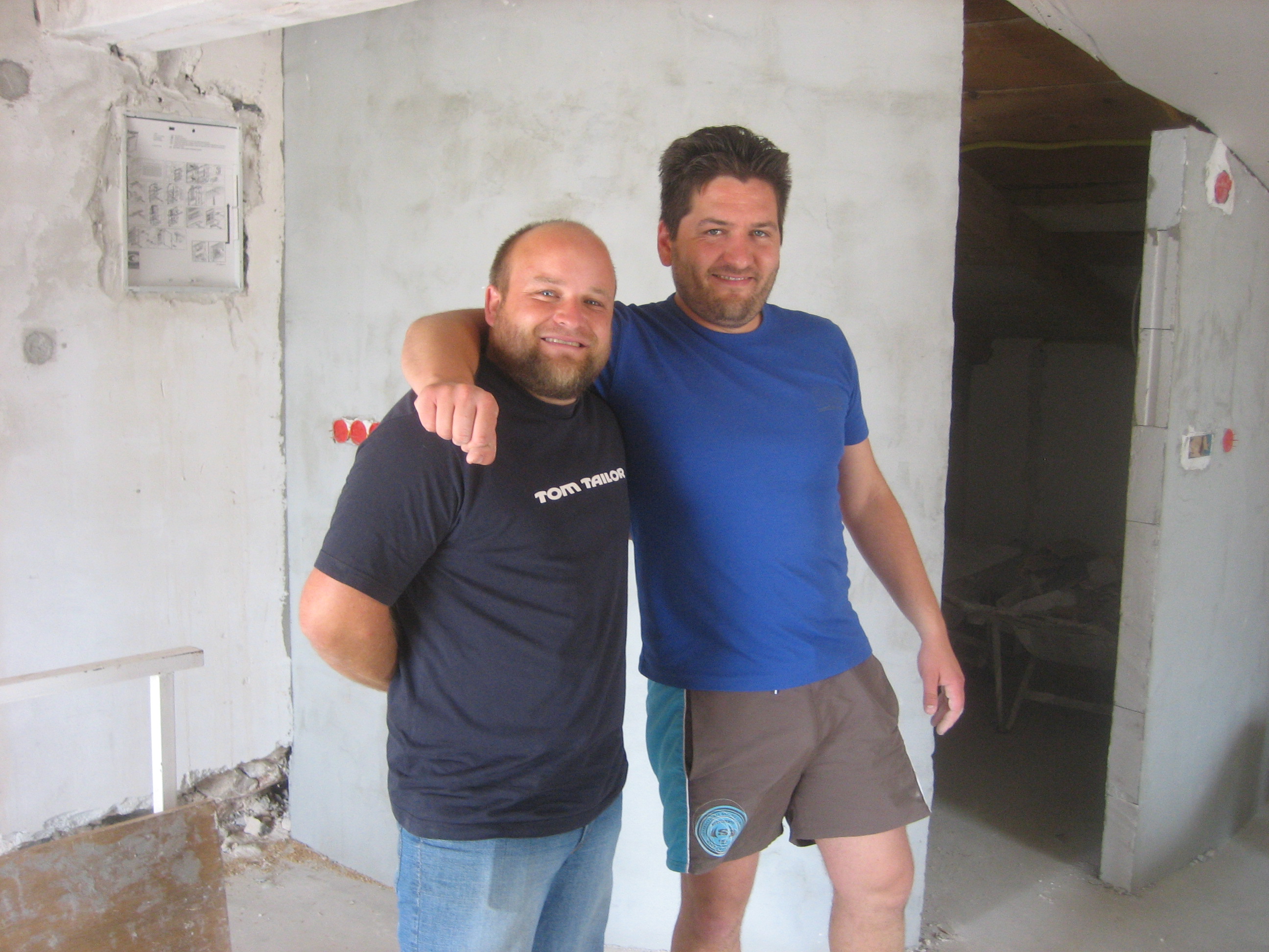 <p>im Hintergrund das Bad der Don Camillo</p> <p>im Hintergrund das Bad der Don Camillo</p>