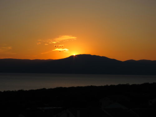 Sonnenuntergang Juni 2011 von Alex mit Blick Ã¼ber die Bucht von Malinksa auf das Ucka Gebirge in Istrien
